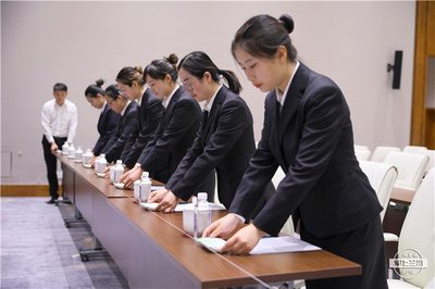 聚焦｜她们可不简单！微笑、问好、端茶续水，都是这样苦练出来的——揭秘专业会务服务的幕后训练